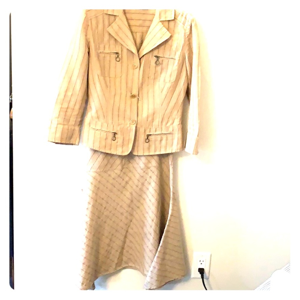 Made in Italy ! The perfect summer suit skirt.